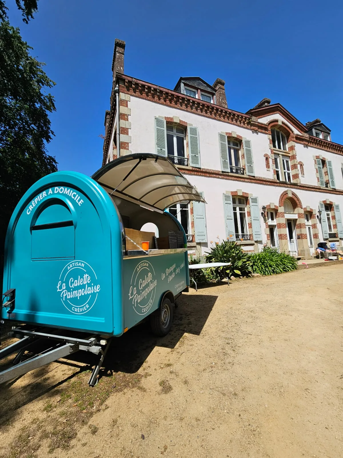 La petite remorque turquoise de La Galette Paimpolaise
