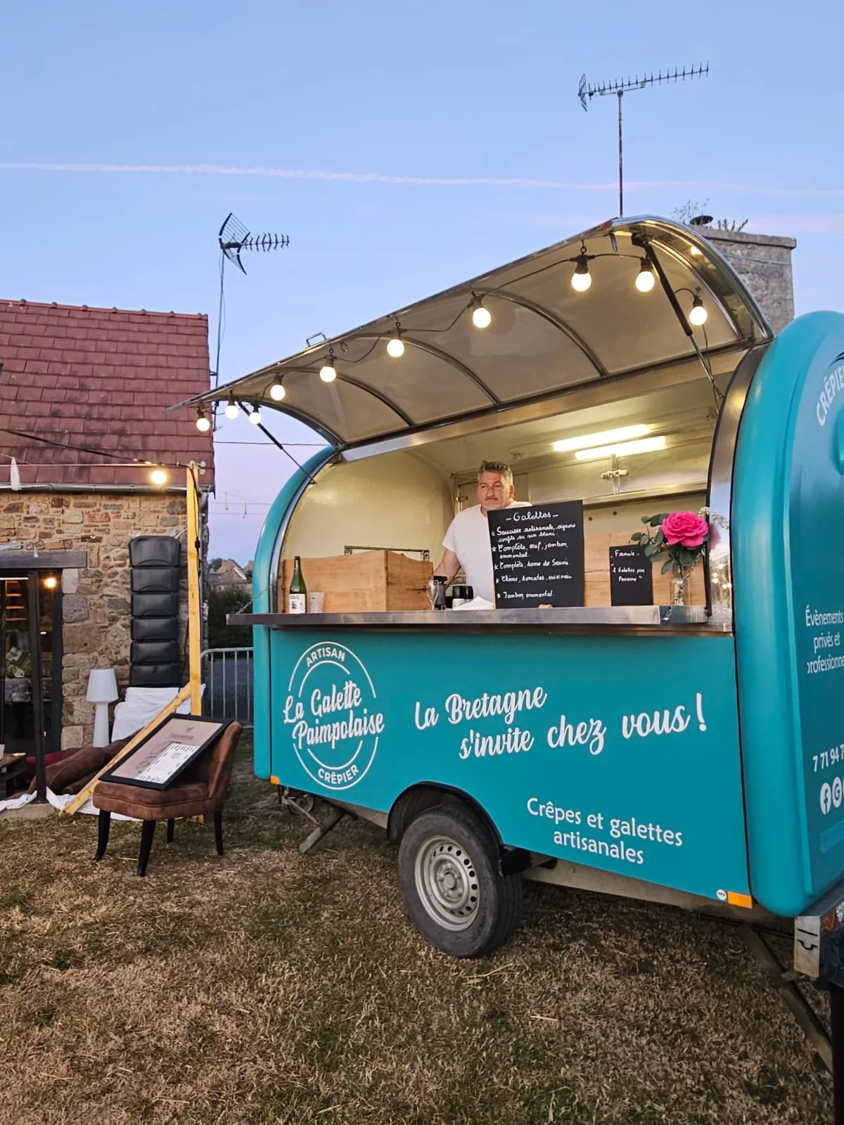 Anthony derrière le comptoir éclairé pour une réception en soirée