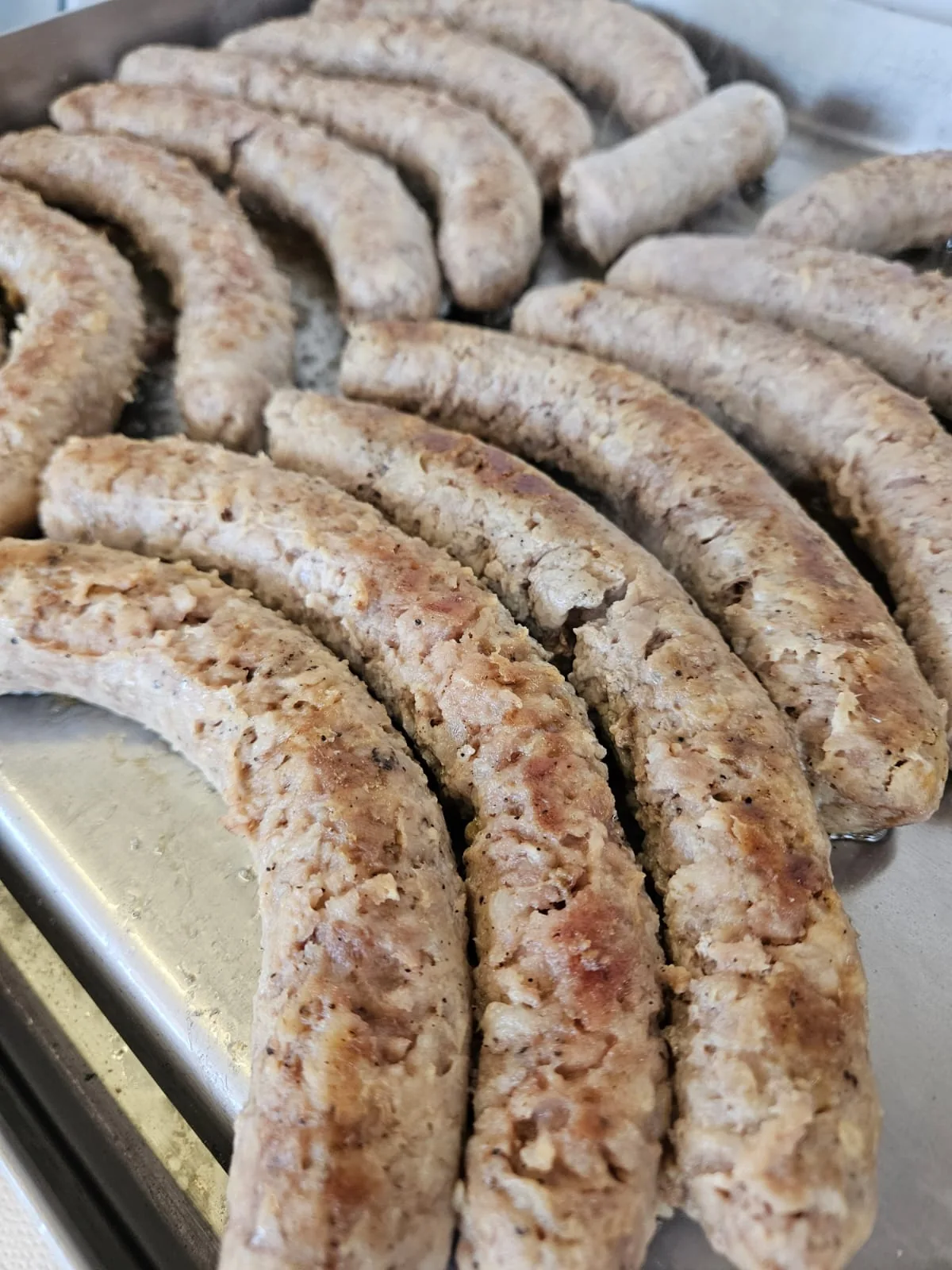 Saucisses artisanales préparées pour les galettes de La Galette Paimpolaise